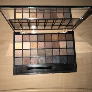 E.L.F nude eyeshadow palette